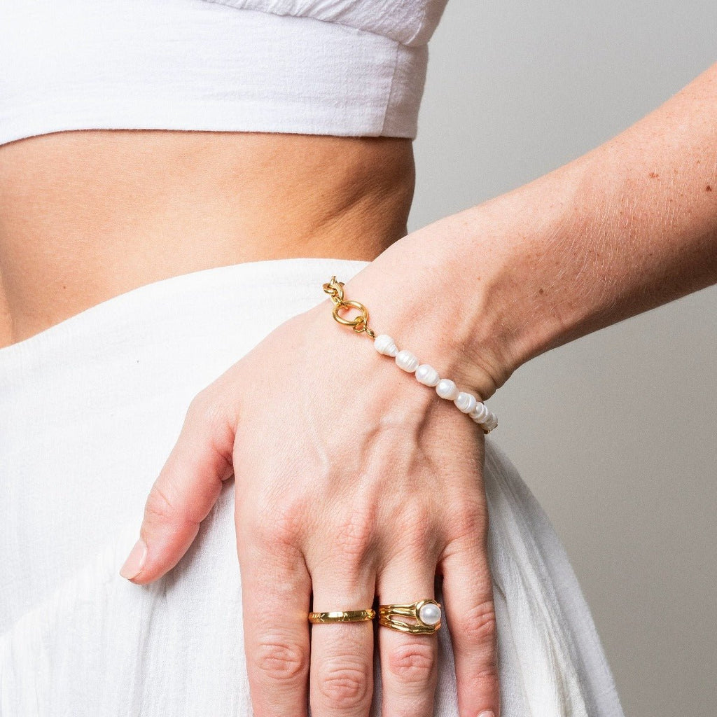 Image of the Aurora Bracelet – a delicate, radiant 18K gold stainless steel bracelet with feminine sparkle, ideal for everyday elegance.