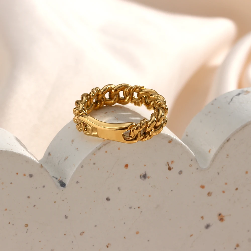 Image of the Chain Link Ring – a sleek, modern ring featuring bold chain design, perfect for minimalist and edgy outfits.