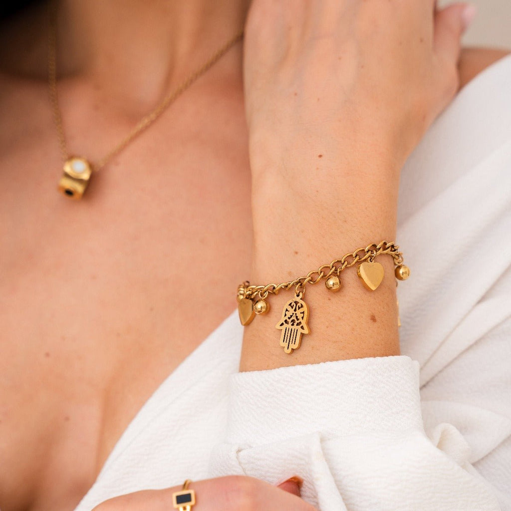 Image of the Elos Bracelet – a bold 18K gold stainless steel chain-link bracelet, ideal for modern, edgy, and stylish everyday looks.