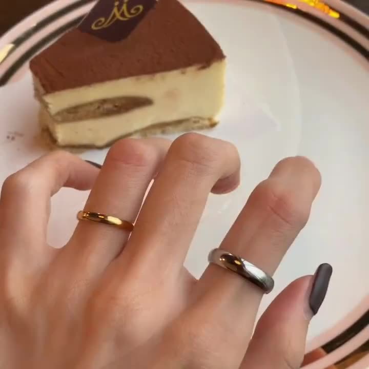 Image of the Lila Ring – a romantic and elegant ring with soft details, ideal for feminine and modern style lovers.