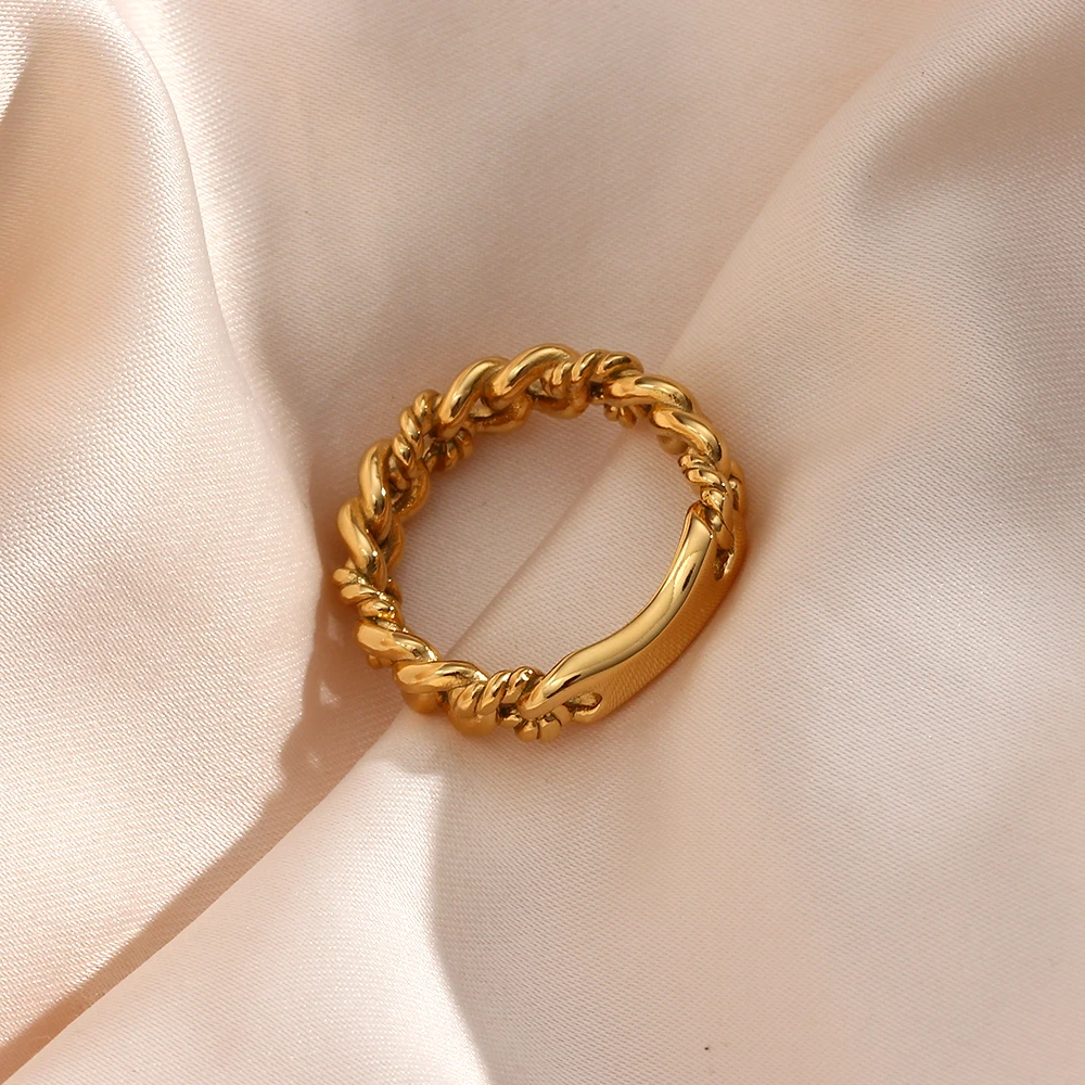 Image of the Chain Link Ring – a sleek, modern ring featuring bold chain design, perfect for minimalist and edgy outfits.

