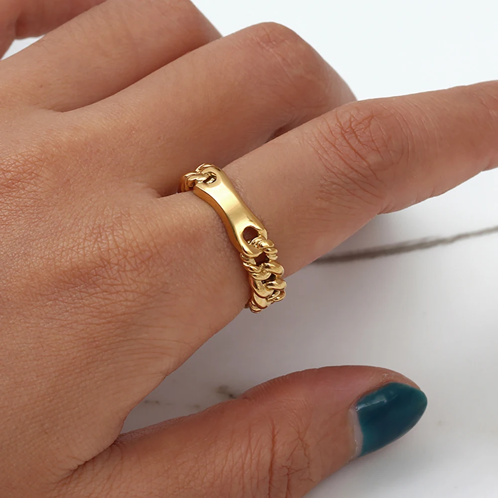 Image of the Chain Link Ring – a sleek, modern ring featuring bold chain design, perfect for minimalist and edgy outfits.

