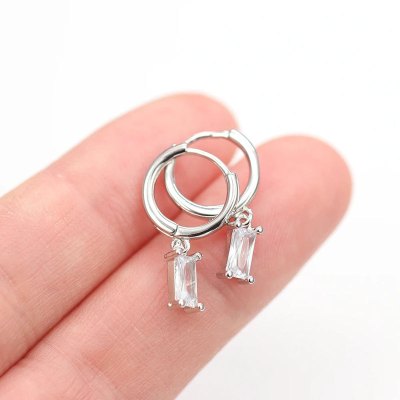 Cindy Earring Set, a stylish and versatile jewelry set that adds elegance and charm to any look for both casual and formal occasions.