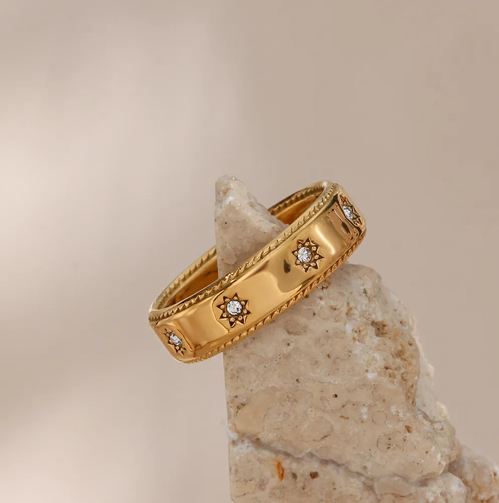 Image of the Clémence Ring – a sophisticated and elegant ring with timeless design, ideal for adding grace to any outfit.

