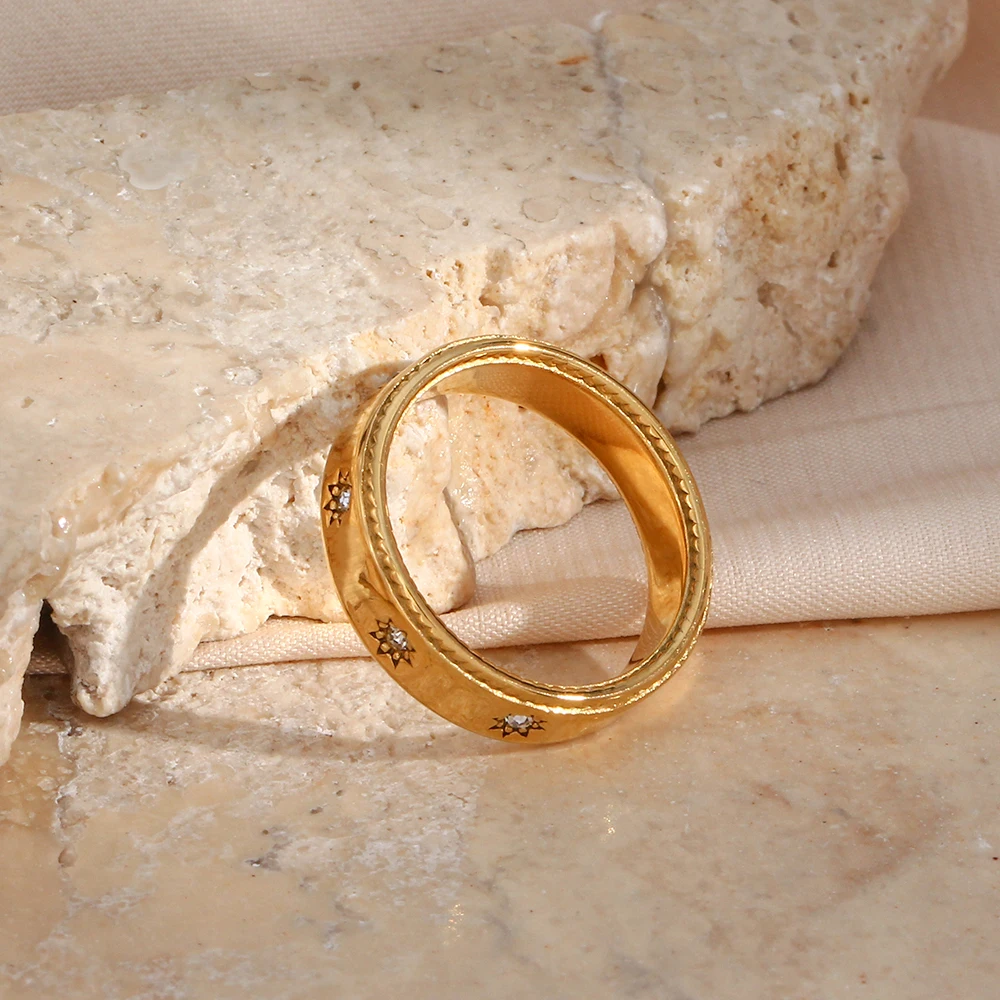 Image of the Clémence Ring – a sophisticated and elegant ring with timeless design, ideal for adding grace to any outfit.


