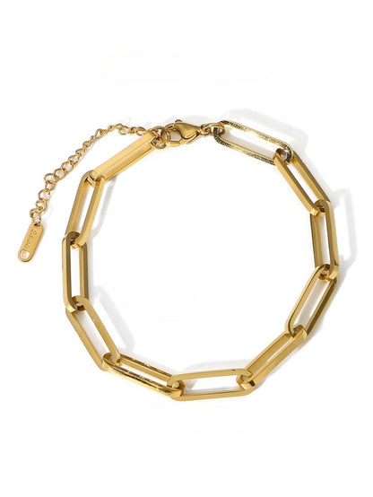 Image of the Elos Celina Bracelet – an 18K gold stainless steel bracelet with bold chain links, blending modern edge and timeless elegance.

