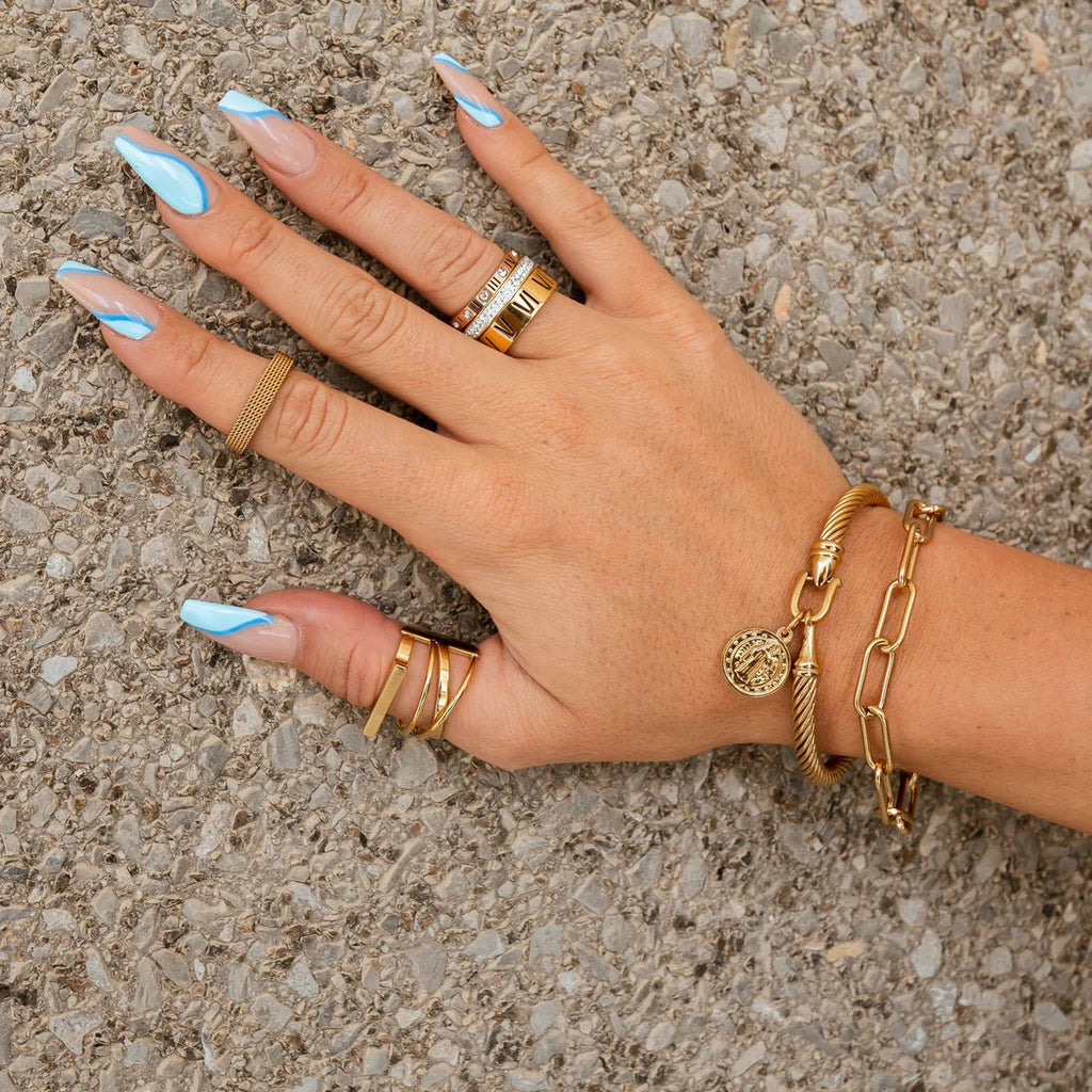 Image of the Elos Celina Bracelet – an 18K gold stainless steel bracelet with bold chain links, blending modern edge and timeless elegance.

