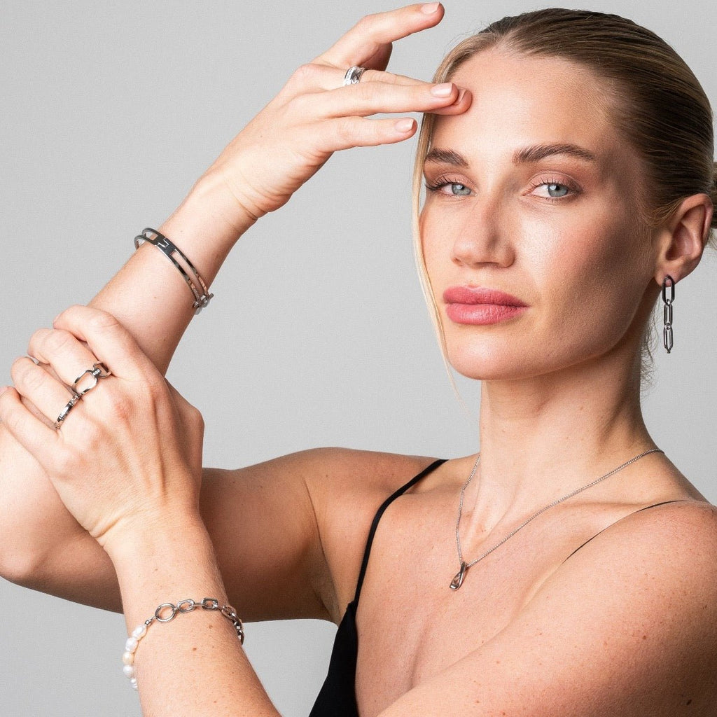 Image of the Midnight Star Bracelet – an 18K gold stainless steel bracelet with starry details, inspired by the beauty of the night sky.

