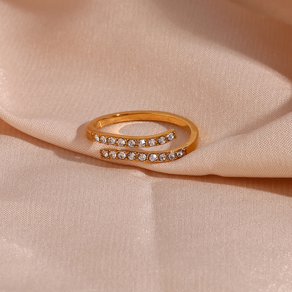 Image of the Nantes Ring – a stylish and sophisticated ring, perfect to elevate modern and elegant outfits.

