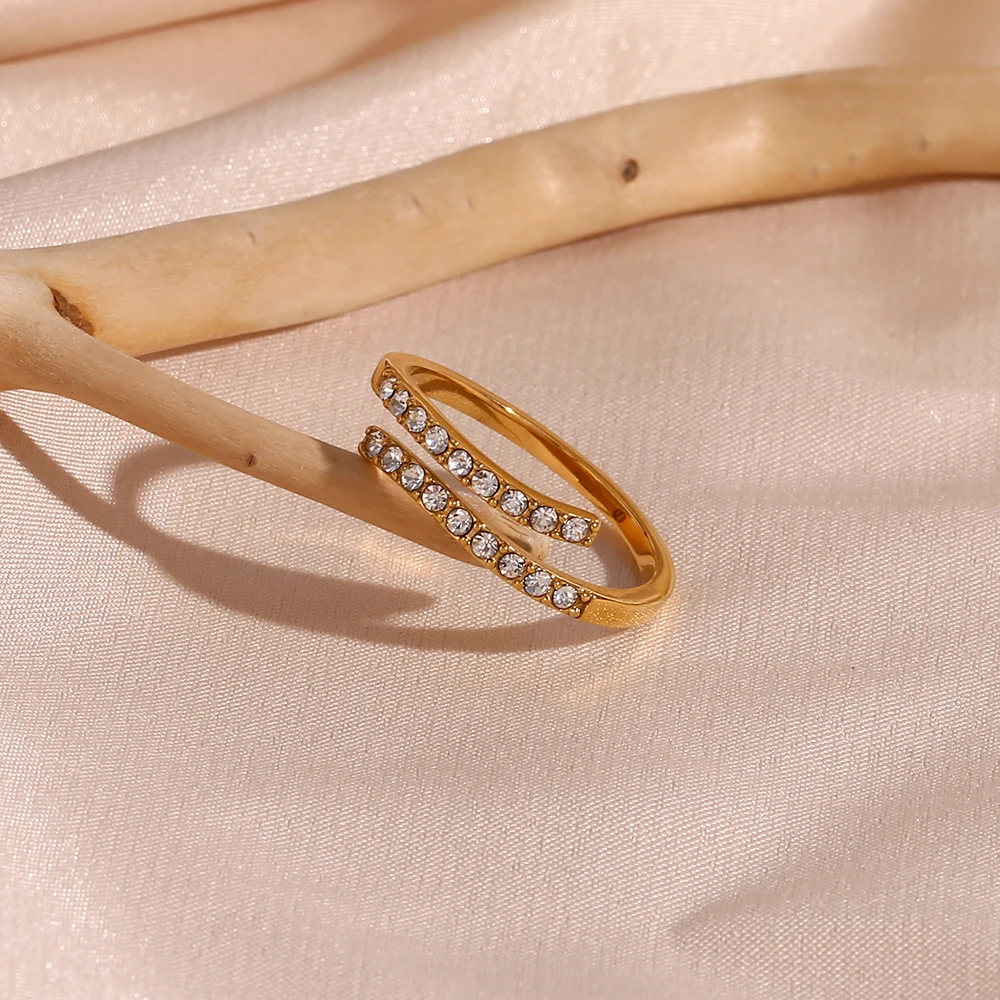 Image of the Nantes Ring – a stylish and sophisticated ring, perfect to elevate modern and elegant outfits.

