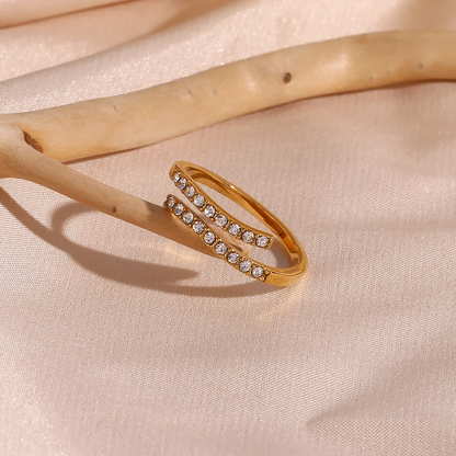 Image of the Nantes Ring – a stylish and sophisticated ring, perfect to elevate modern and elegant outfits.


