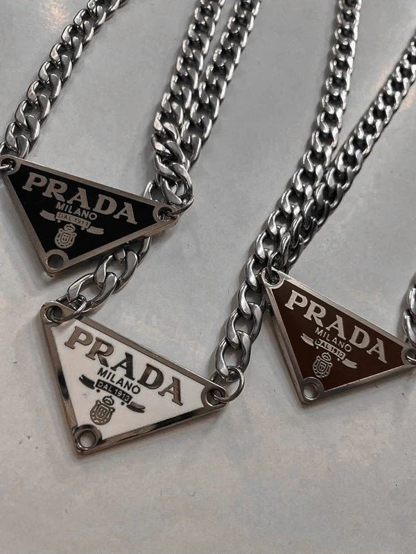 Shayla Necklace in silver – a minimalist, elegant accessory for everyday or evening wear.

